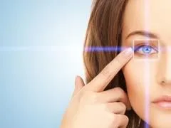 image de belle femme pointant vers l'oeil