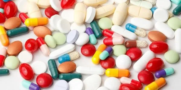 coup de plusieurs pilules sur fond blanc