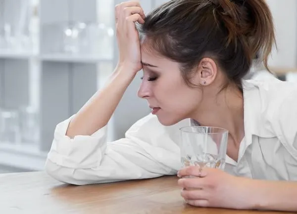 portrait de femme avec mal de tête