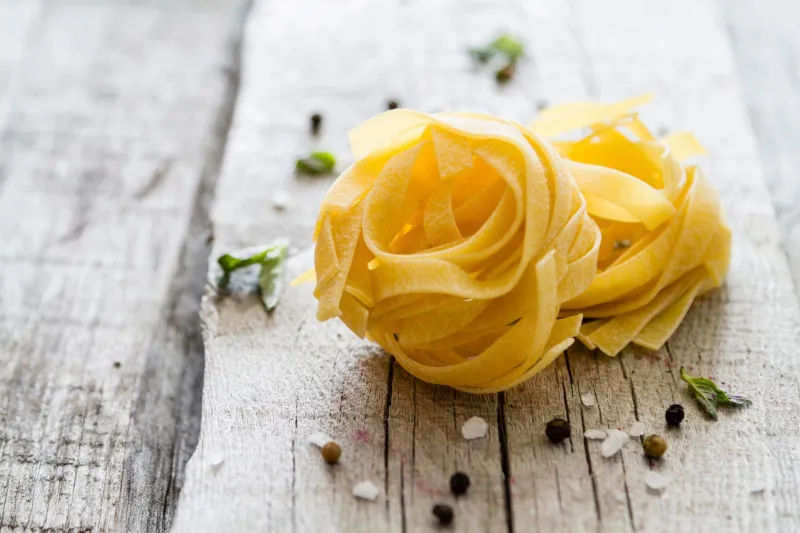 pâtes crues, fond de bois rustique basilic poivre