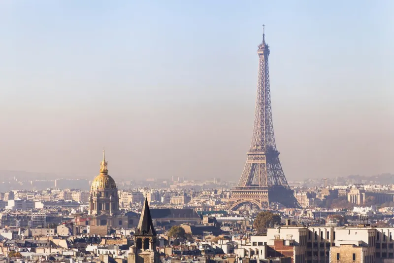 pollution à paris, vue aérienne de la tour eiffel avec smog en arrière-plan