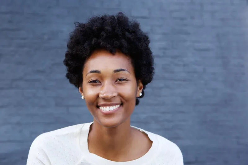portrait de la belle jeune femme africaine à la recherche de plaisir