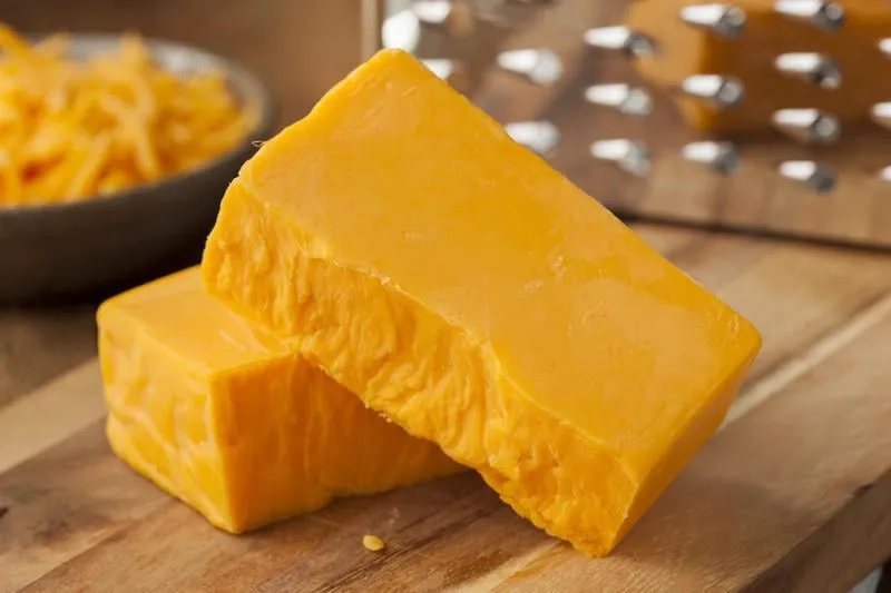 cheddar fort biologique sur une planche à découper