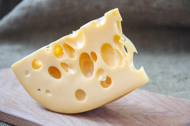 fromage emmental de lait de vache, avec de gros trous