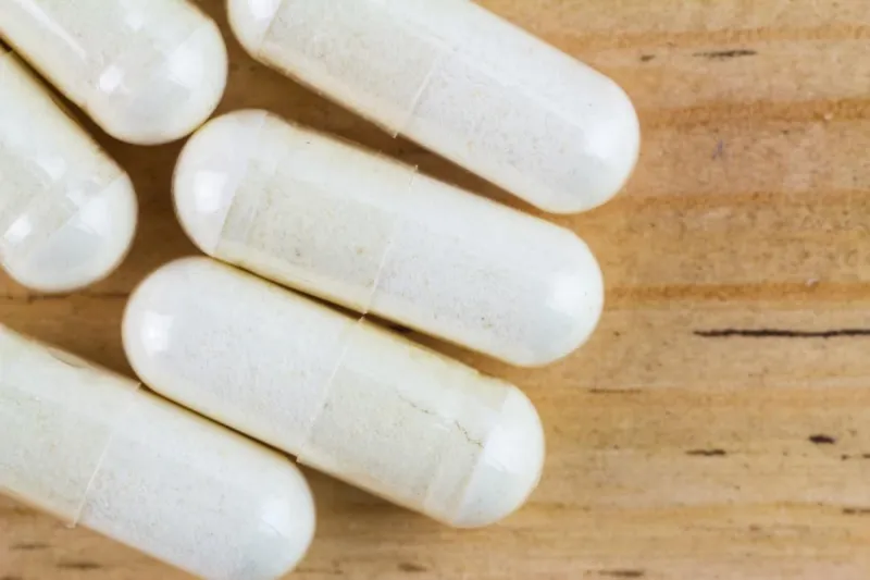 pilules de supplément alimentaire, capsules de glucosamine, image macro, mise au point sélective, vue de dessus