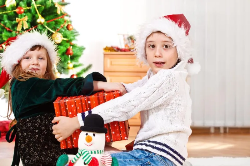 enfants, dans, santa, chapeau, tenue, une, noël, présent, boîte