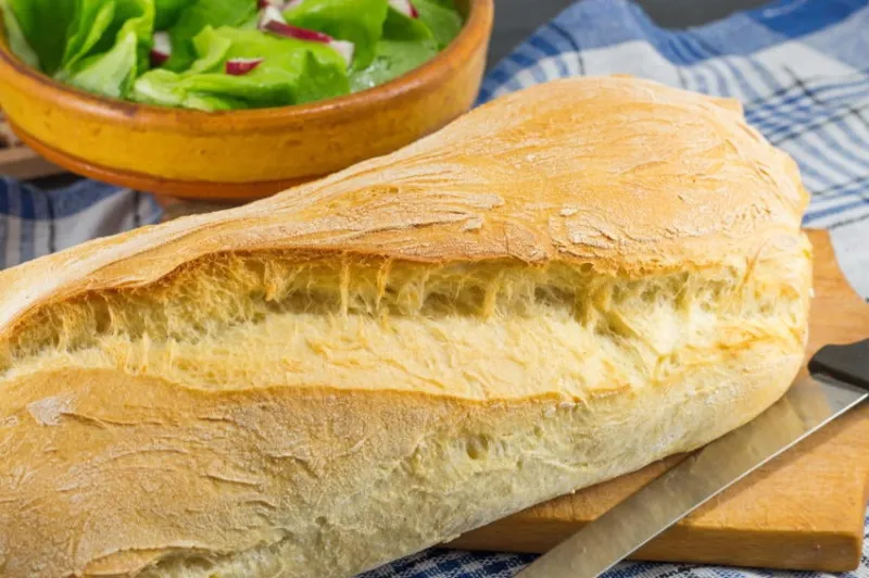 pain maison et un couteau sur la table