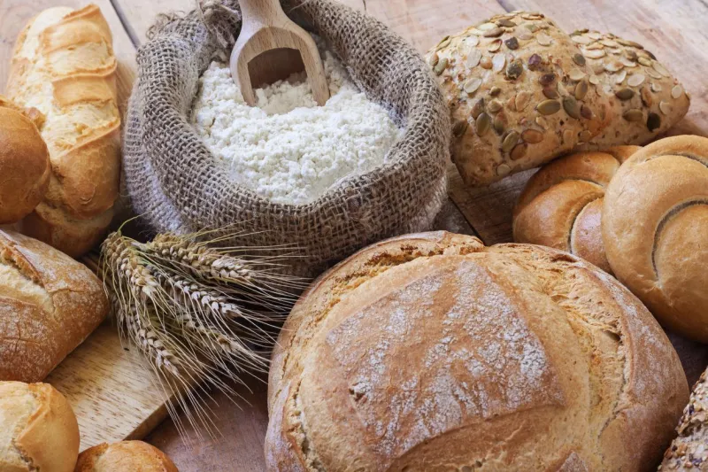 différents pains sur fond de bois