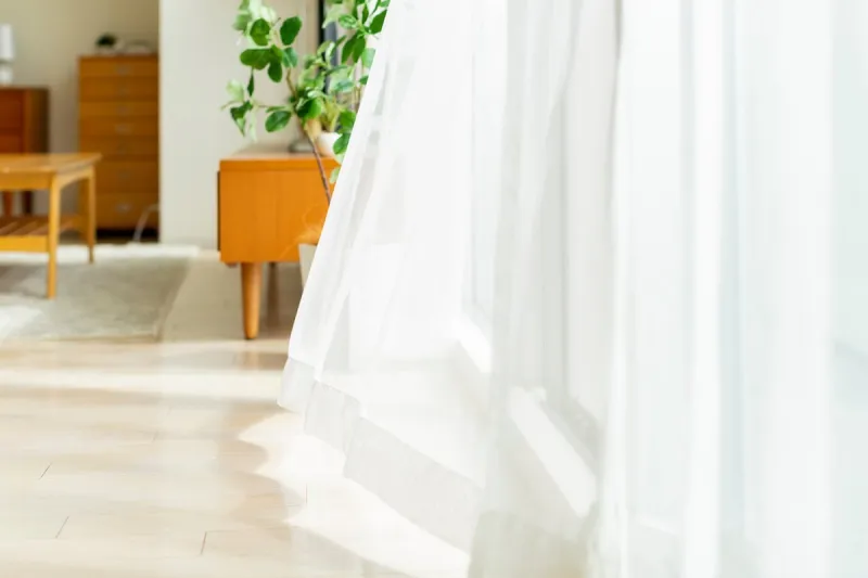 風に揺れるカーテン