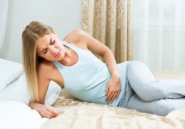 jeune femme ayant mal au ventre