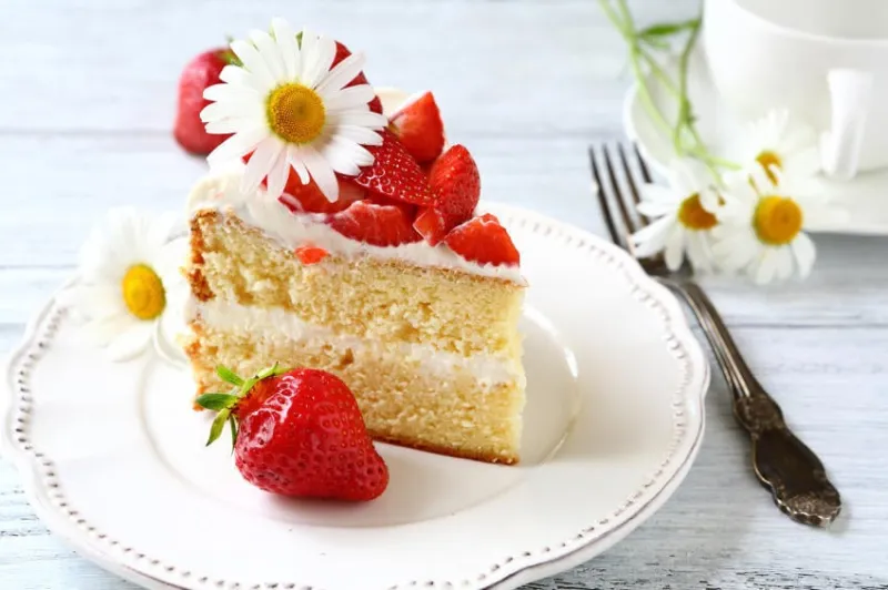 morceau de délicieux gâteau sur une plaque blanche, fraise