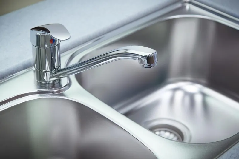 gros plan pour le robinet et le lavabo en chrome dans une cuisine