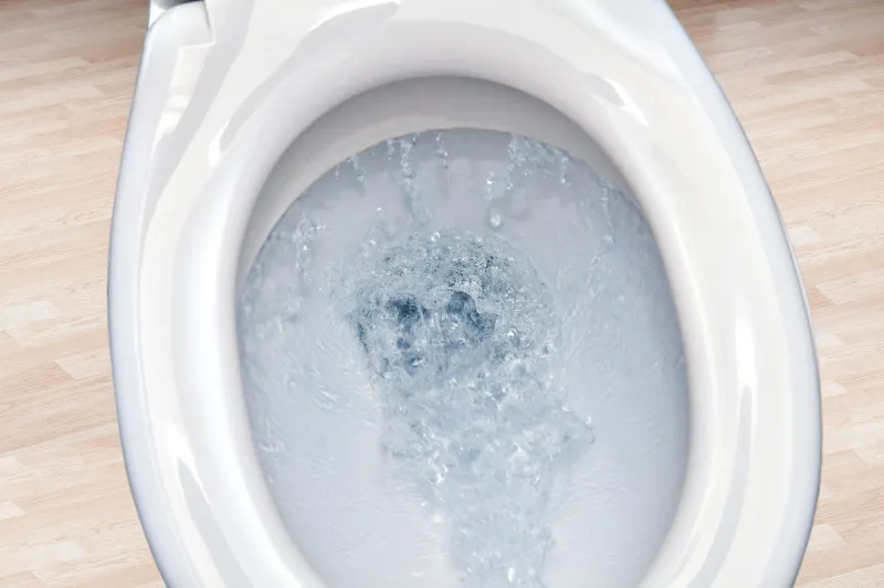 bol de toilette rinçage de l'eau dans la salle de bain bouchent
