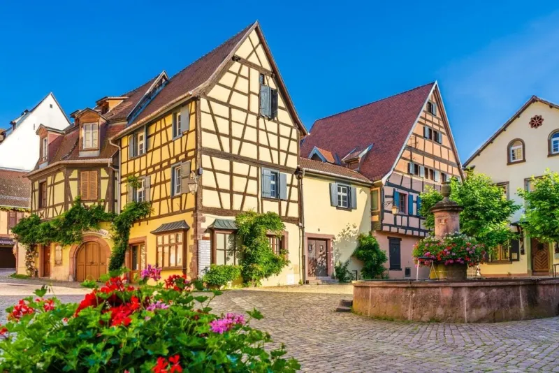 riquewihr,village,on,the,famous,wine,route,in,the,alsace