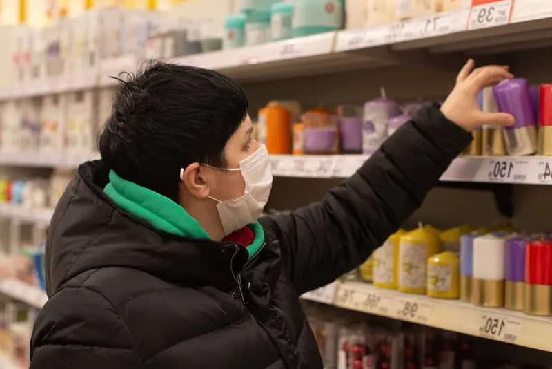 the,russia,,ivanovo,,november,29,,2020,,editorial,,girl,chooses,fragrant