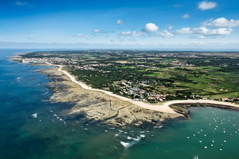 saint-pierre-d'oléron vue du ciel, commune de lîle d'oléron a droite en direction de dolus-d'oléron, la baie de la perroche et la cotinière en arrière plan département de la charente-maritime (17), région poitou-charentes, france, europe