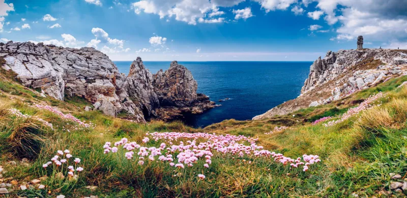 panorama of pointe du pen-hir with world war two monument to the bretons of free france on the crozon peninsula, finistere department, camaret-sur-mer, parc naturel regional d'armorique brittany (bretagne), france