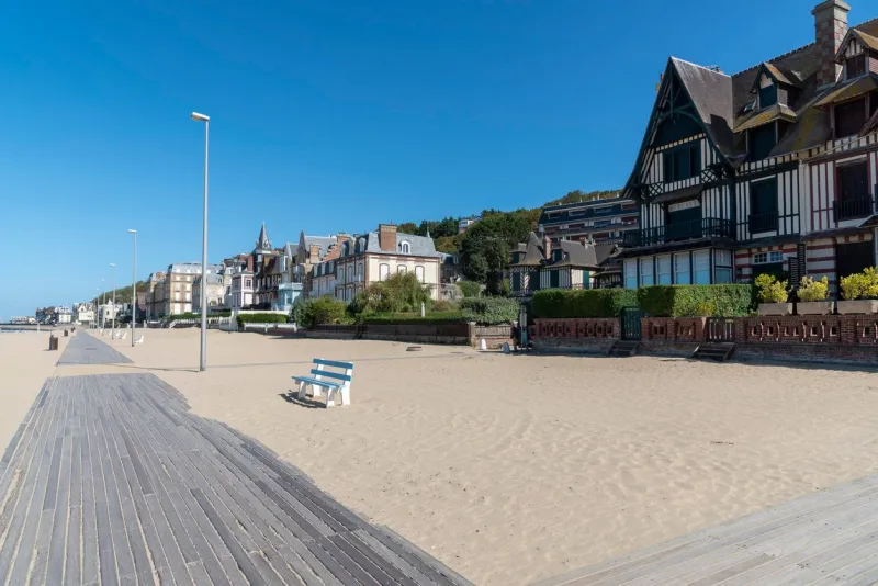 promenade am strand von trouville-sur-mer, normandie, frankreich