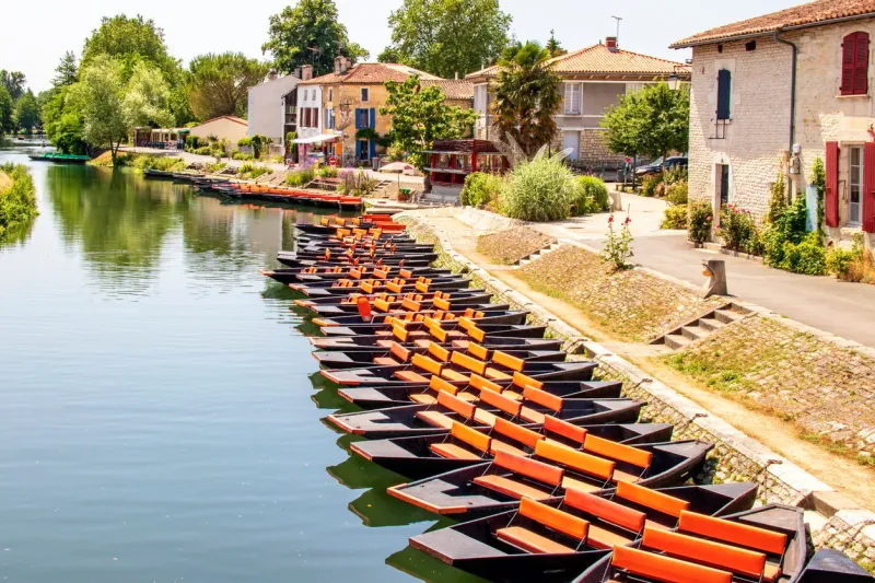 coulon, docking of boats on the sèvre-niortaise in the marais poitevin, poitou-charentes, deux-sèvres