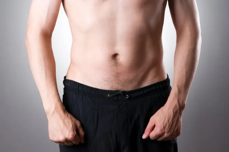 gros plan du ventre humain sur un fond gris