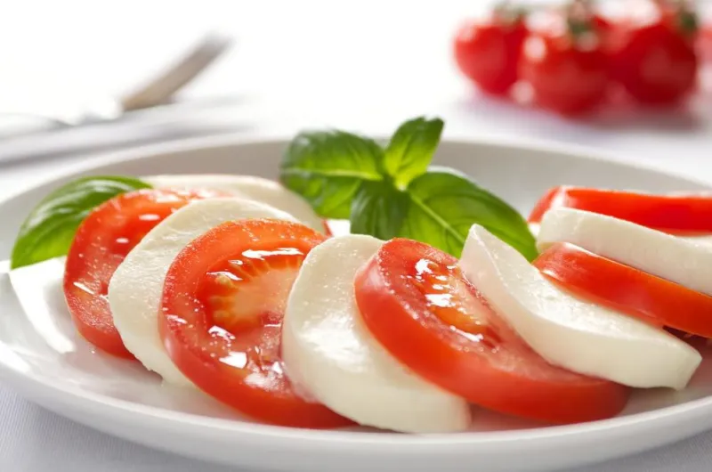 tomate, mozzarella, basilic, caprese, salade, assiette, nourriture, nourriture, blanc, plat, apéritif, italien