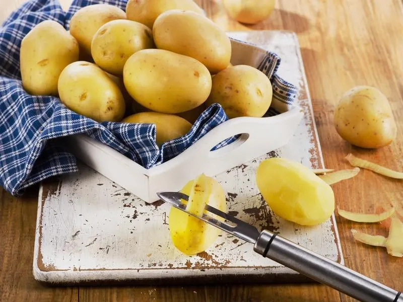 pommes de terre crues fraîches sur un fond en bois mise au point sélective