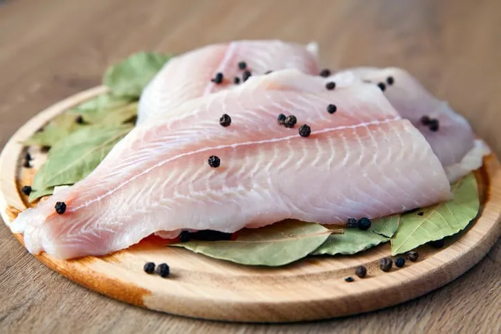 gros plan, poisson cru, pangasius, à, poivre noir, et, laurier feuilles, sur, a, planche bois