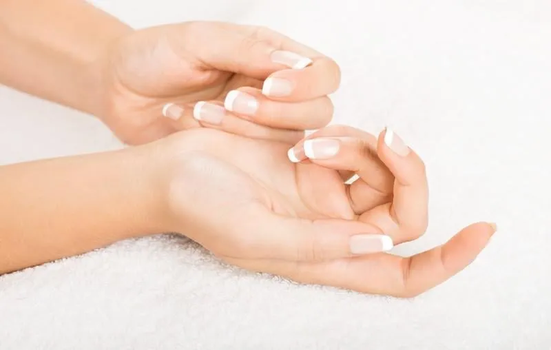 mains sur serviette - manucure, ongles avec français