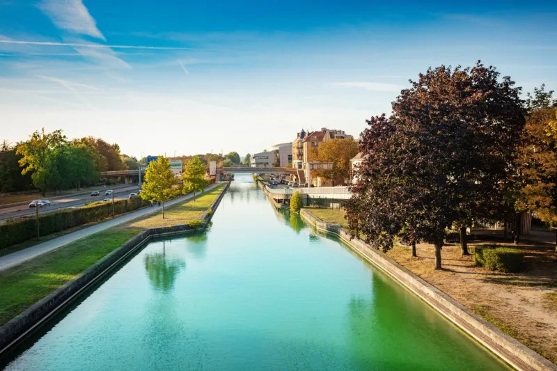 canal de l'aisne a la marne in reims downtown view from the bridge