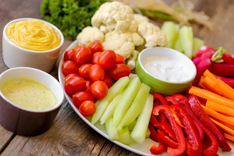 assortiment de crudités et sauces