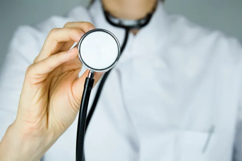 main tient stéthoscope