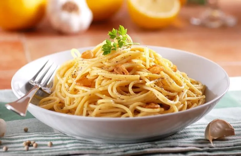 spaghetti au citron avec ail et poivre