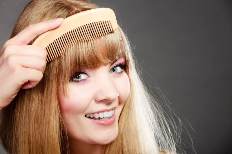 mode, beauté, et, soins capillaires, concept, closeup, jeune femme, rafraîchir, elle, coiffure, girl, peigner, elle, cheveux, frange, à, bois, peigne