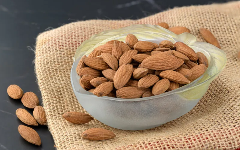 amandes décortiquées dans une coupelle en verre