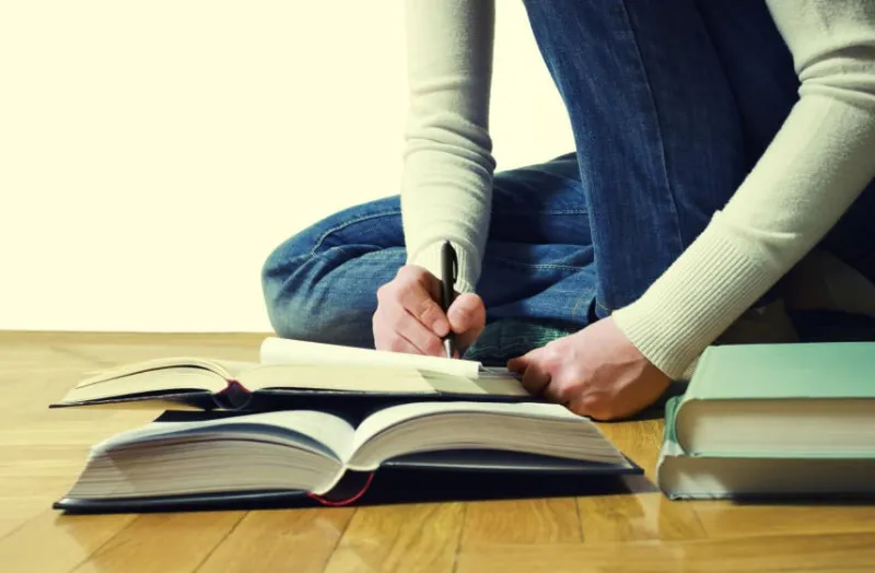 notes d'écriture main féminine concept d'apprentissage