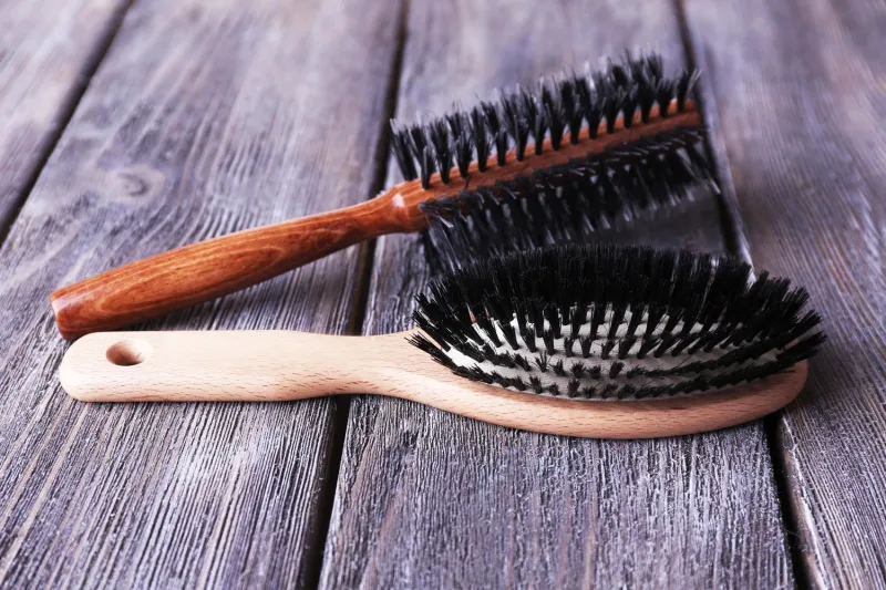 brosses à cheveux en bois sur fond en bois