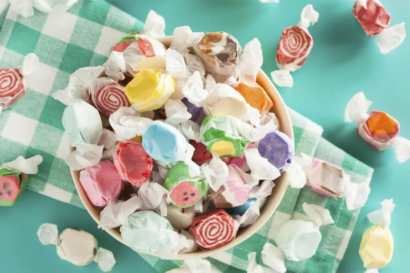 assortiment de douce tire d'eau salée sur un fond