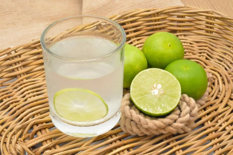 limonade avec du citron vert frais sur le panier en rotin