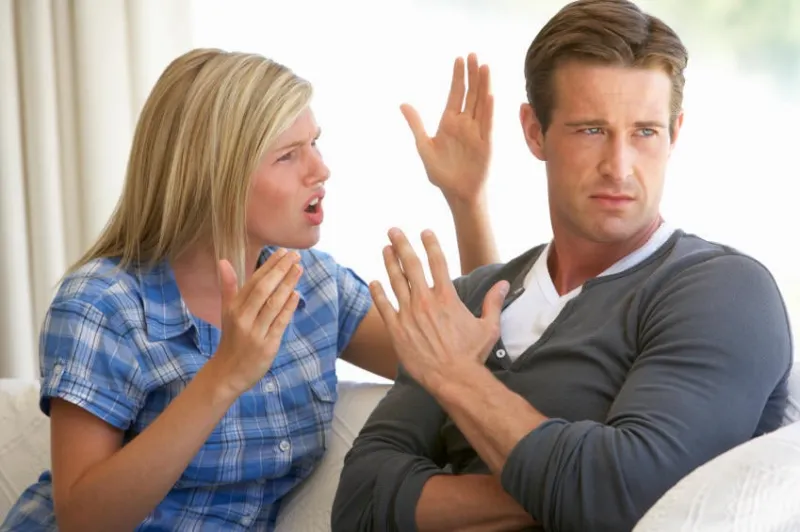 jeune couple ayant des arguments à la maison