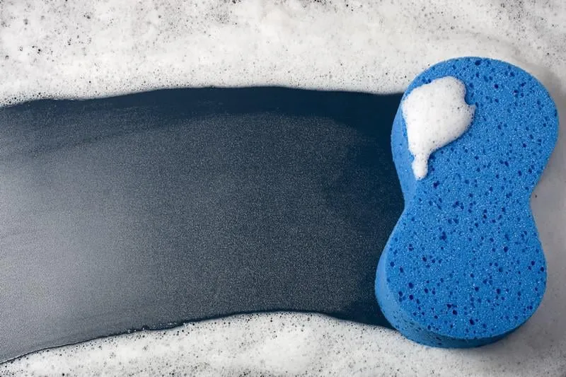 éponge bleue pour le nettoyage avec espace copie