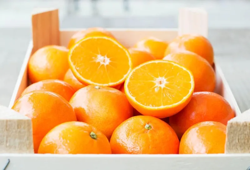 agrumes clémentine dans une boîte en bois