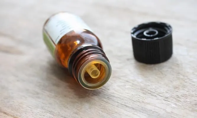 flacon d'huile essentielle sur bois