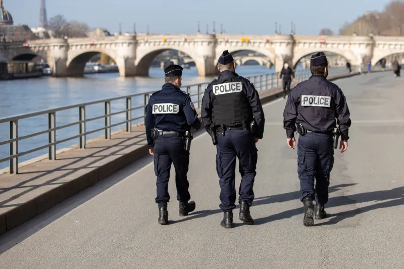 des policiers français patrouillent sur les quais de seine à paris pour maintenir l'ordre