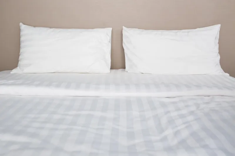 lit de luxe et oreillers dans l'hôtel