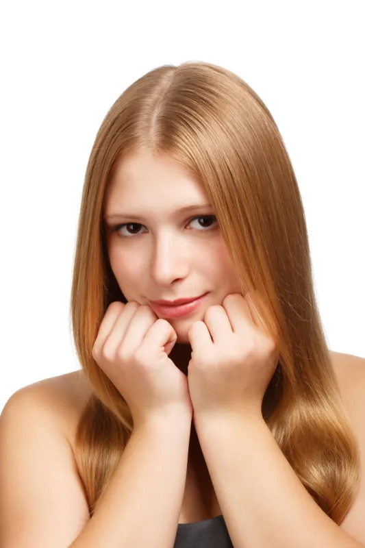 belle jeune femme aux longs cheveux blonds posant isolé sur fond blanc