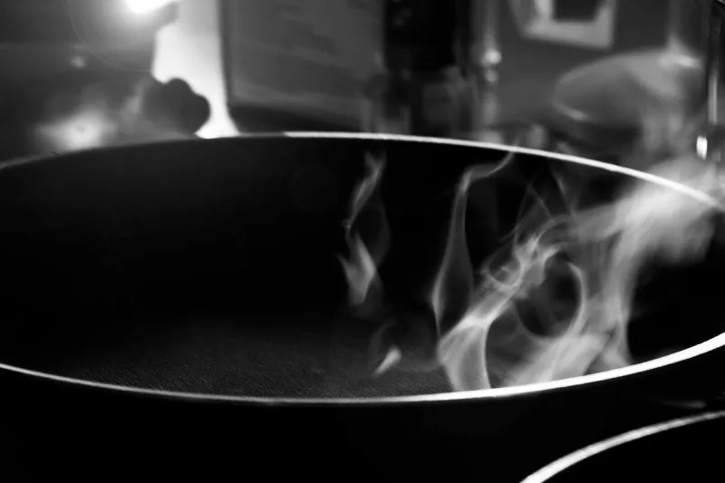 fumée noire et blanche d'une poêle