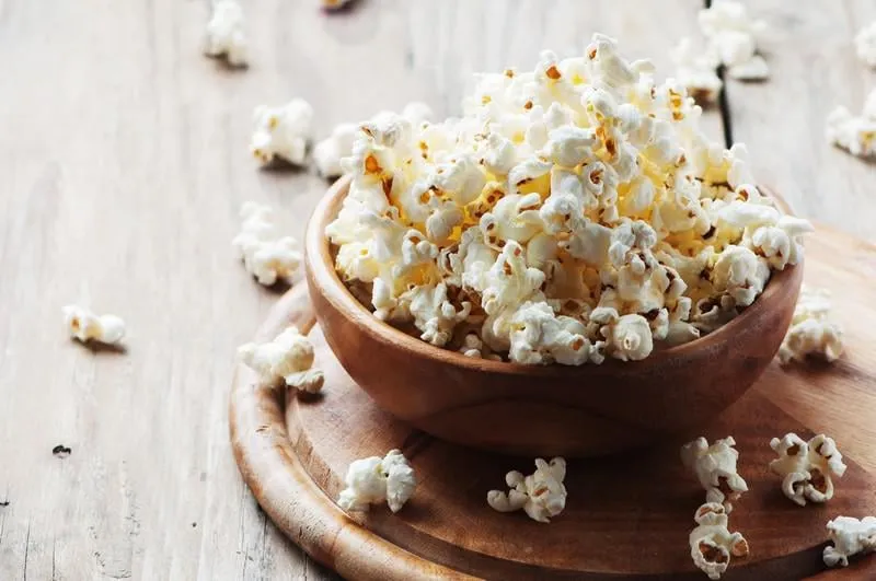 popcorn de sel sur la table en bois, mise au point sélective