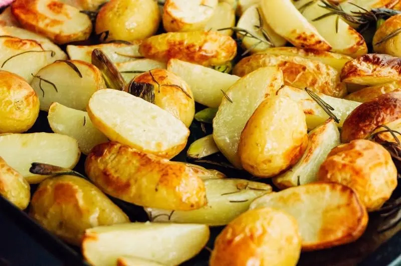 délicieuses pommes de terre rôties fraîchement sorties du four