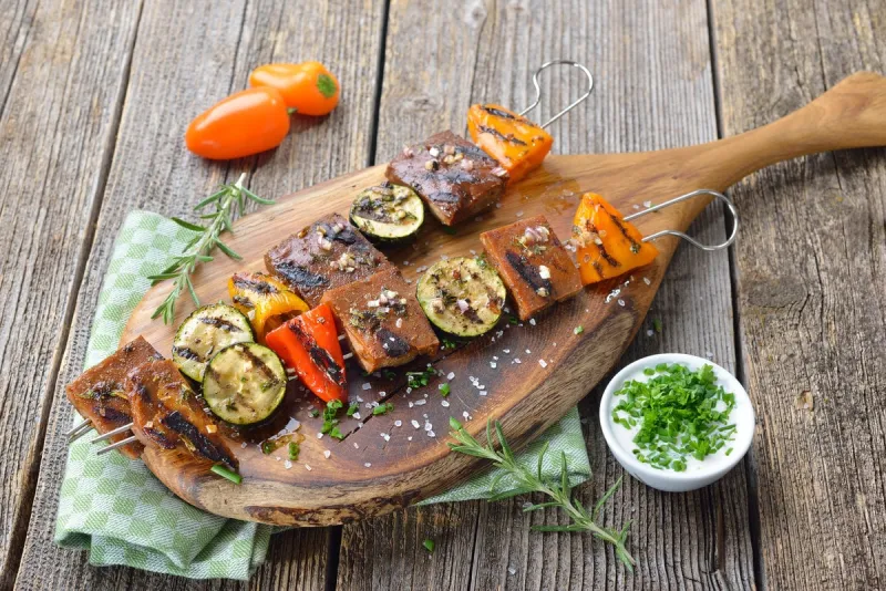 vegan grillen  bunte seitan- gemüse-spieße vom grill mit soja