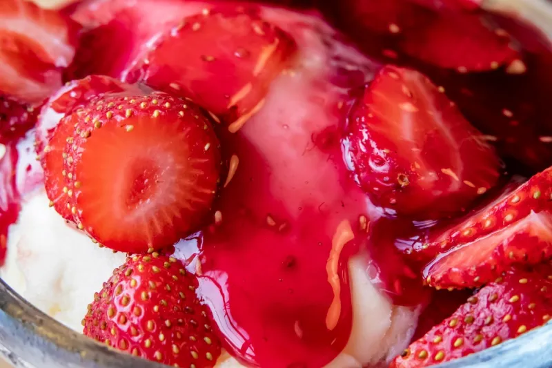 close up ice cream with strawberry fruits and fruit sauce in plate